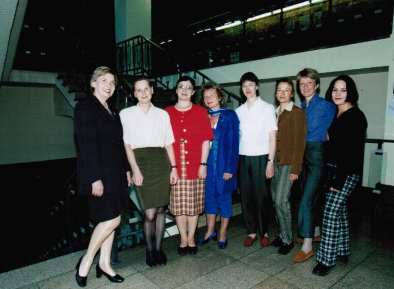 Im Seminargebäude steht eine Gruppe von Frauen. Es handelt sich um die Direktorin und den Vorstand des Zentrums.