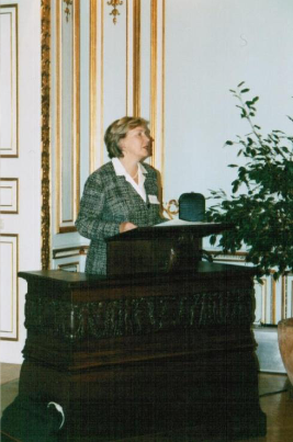 zur Vergrößerungsansicht des Bildes: Frau Nagelschmidt steht an einem Pult und hält eine Rede.